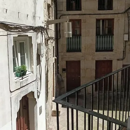 1B. Nuevo, recién reformado: típica rúa Cesteiros. * Vigo